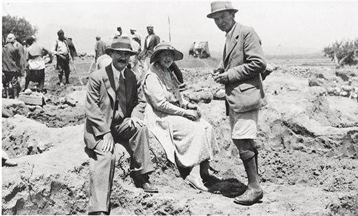 Агата Кристи и ее второй муж Макс Мэллоун на раскопках
