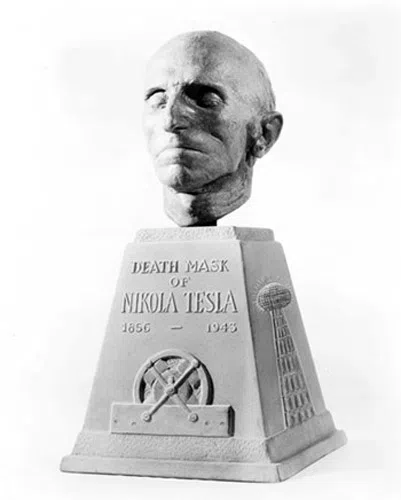 Посмертная маска Николы Теслы, заказанная Гернсбэком сразу после смерти Теслы. Сейчас он находится в музее Генри Форда в Дирборне, штат Мичиган.