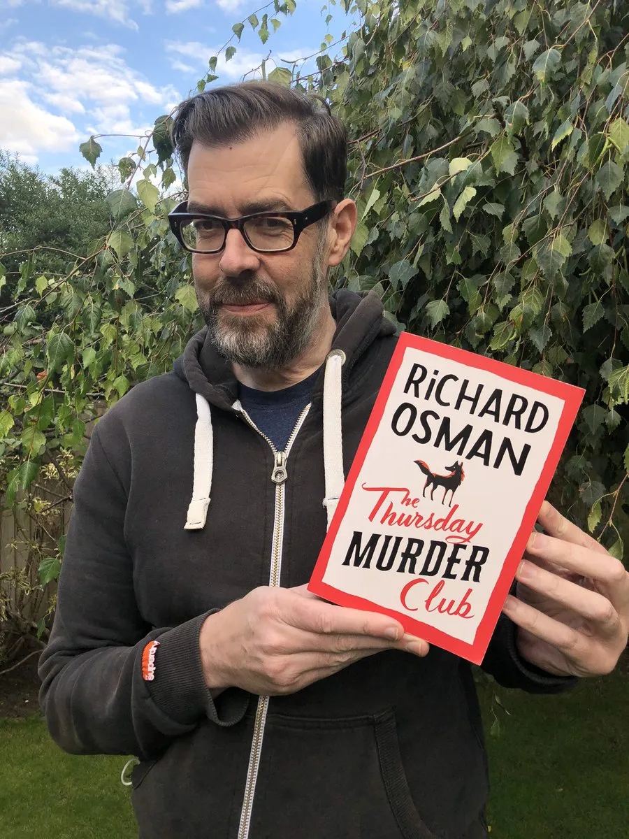 Ричард Осман с книгой «Клуб убийств по четвергам»