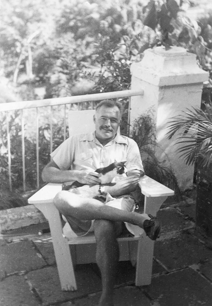 Эрнест Хемингуэй со своим котом Бойсом