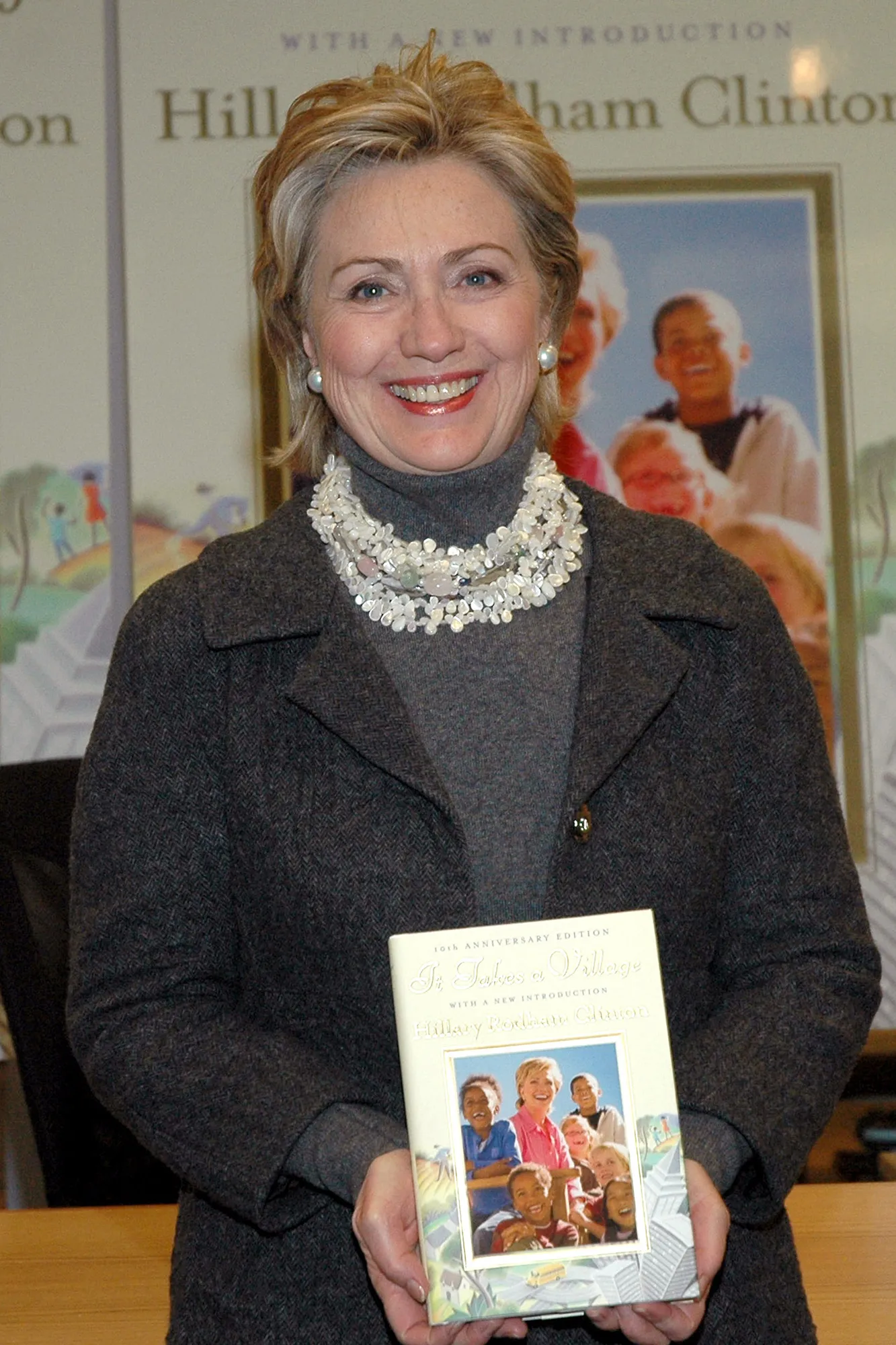 Хилари Клинтон с книгой "Всей деревней"