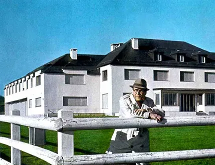 Жорж Сименон у своего дома