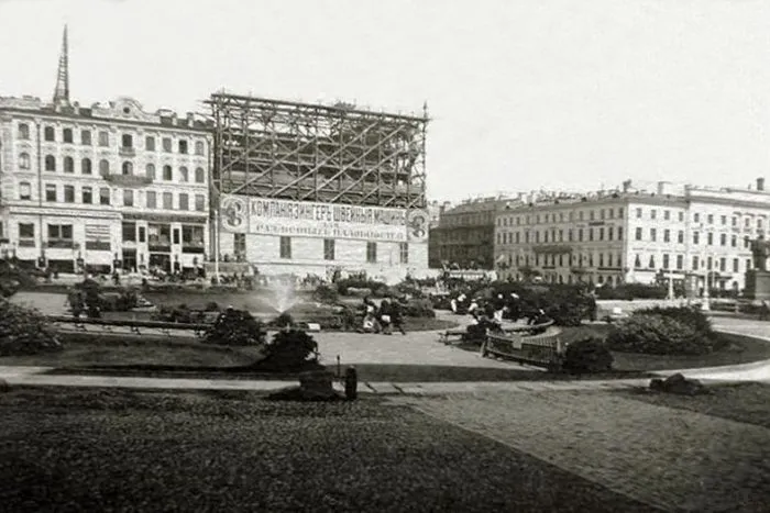 Строительство дома Зингера. 1903 год. Фото: «Петербург| Ретроспектива» Строительство дома Зингера. 1903 год. Фото: «Петербург| Ретроспектива»