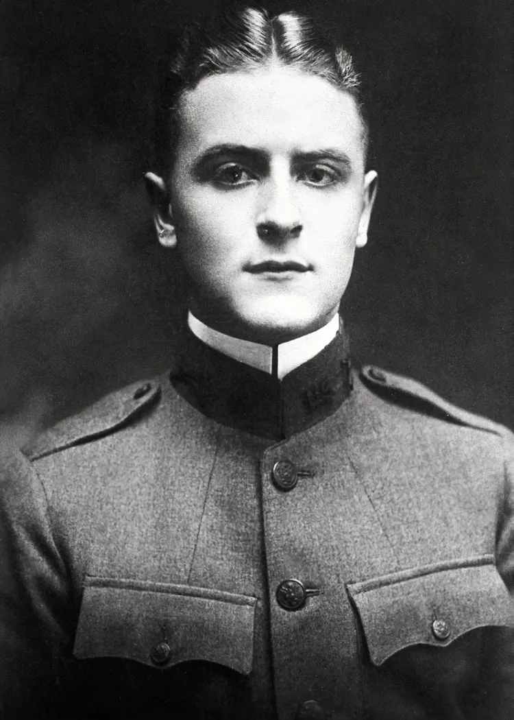 Писатель сфотографирован в военной форме в 1917 году; он был призван в армию, но так и не был отправлен за границу. (Фото: Wikimedia Commons [Public domain])