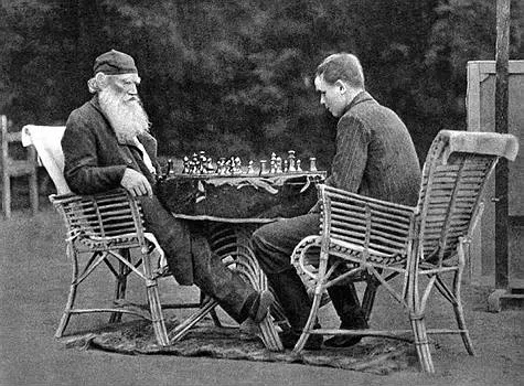 Русский писатель Лев Толстой (слева) играет в шахматы с сыном своего друга и издателя Владимира Черткова, который сделал эту фотографию в Ясной Поляне в 1907 году.