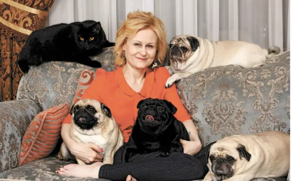 Дарья Донцова со своими животными у себя дома