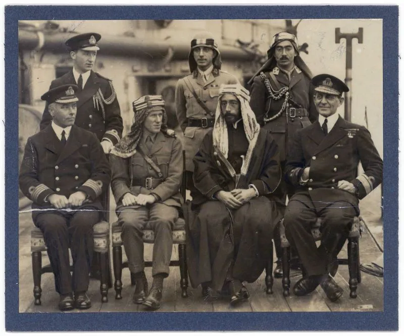 Принц Фейсал (впереди, в центре) и Т.Э. Лоуренс (справа от Фейсала) на Парижской мирной конференции в 1919 году